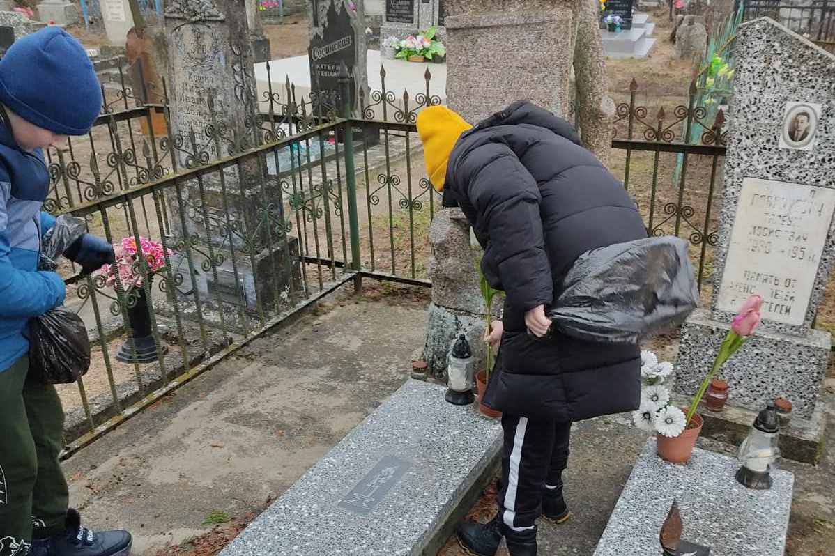 Уборка могил павших в Великой Отечественной
