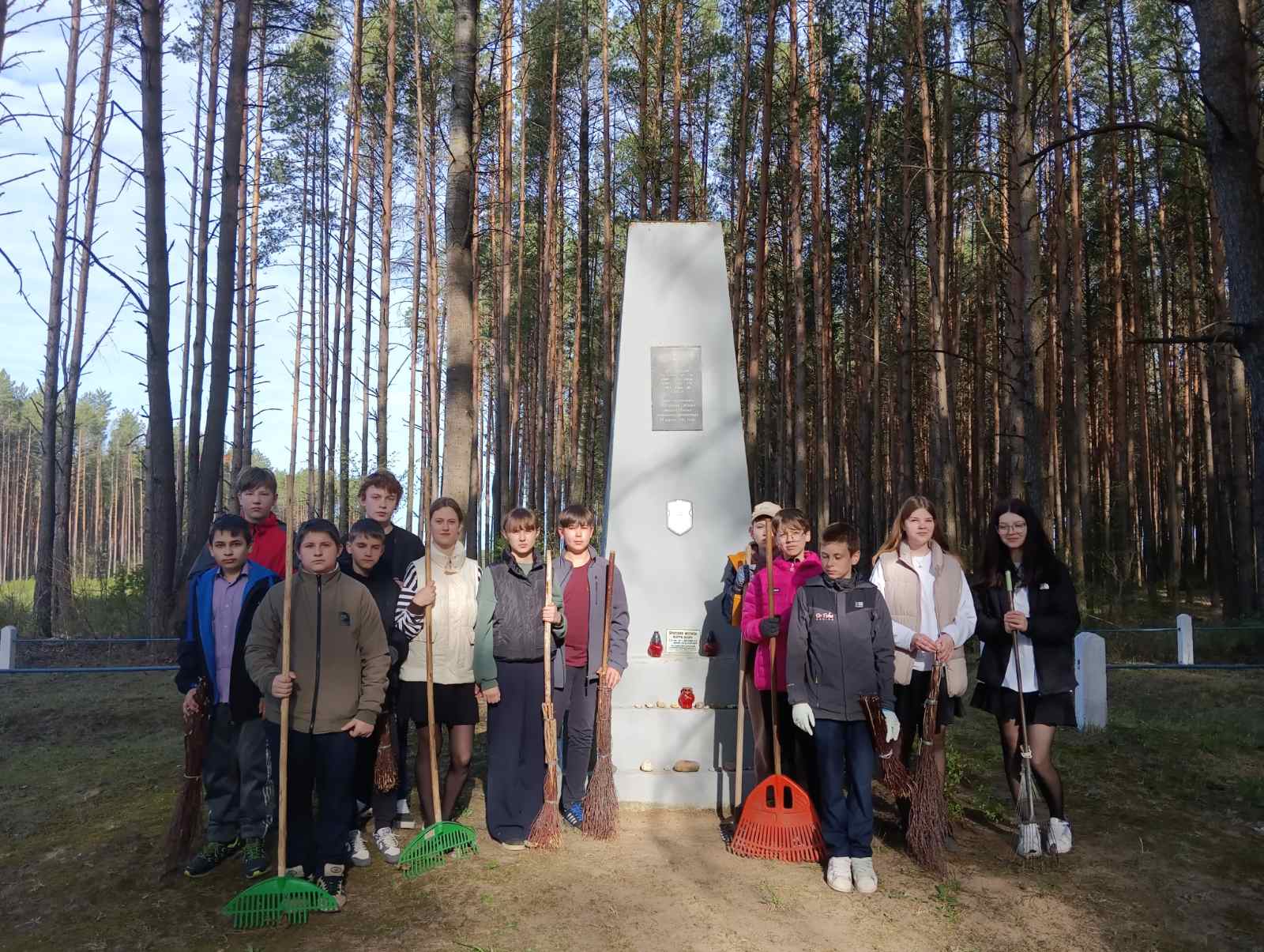 Трудовая акция по уборке памятников