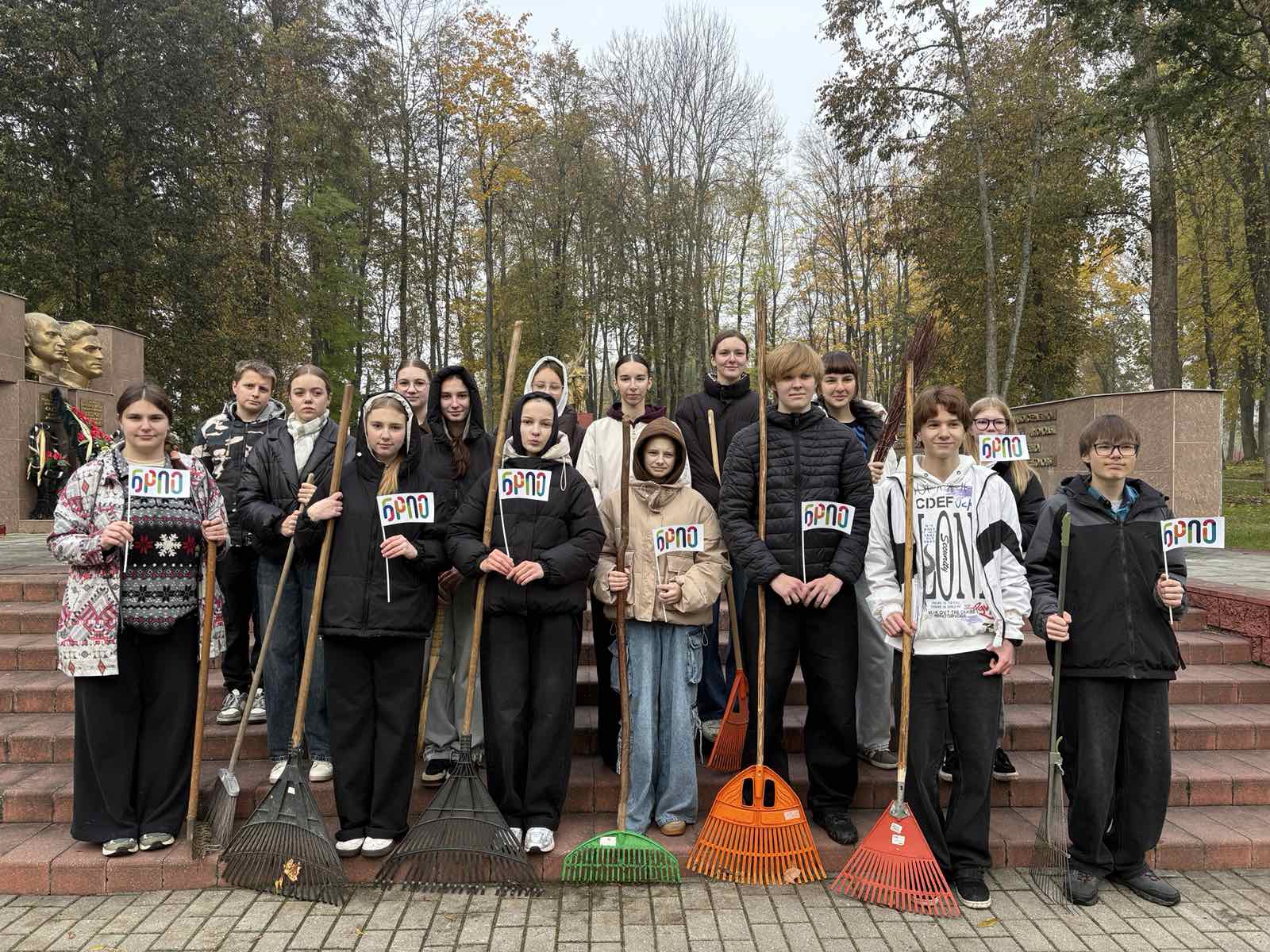 Сохраняя память: учащиеся СШ №1 г. Дятлово им. А.М. Чурило приняли участие во флеш-акции